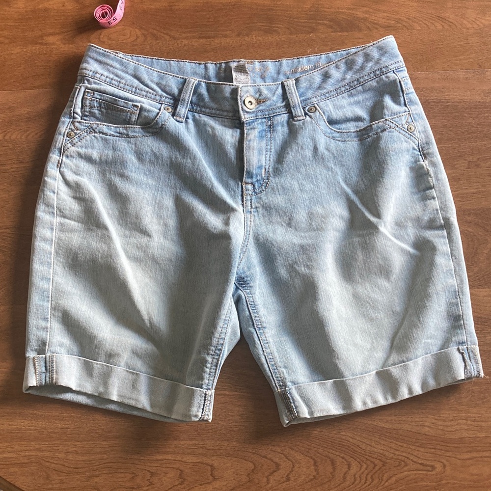Light Wash Denim Women's Shorts - Casual Rolled Hem